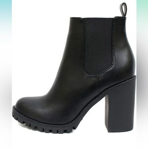 Black ankle boots with zipper on the side